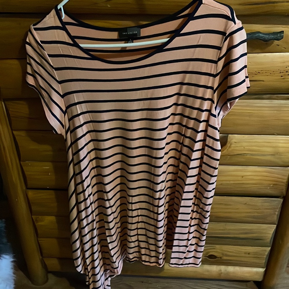 It’s a lg  shirt stretchy